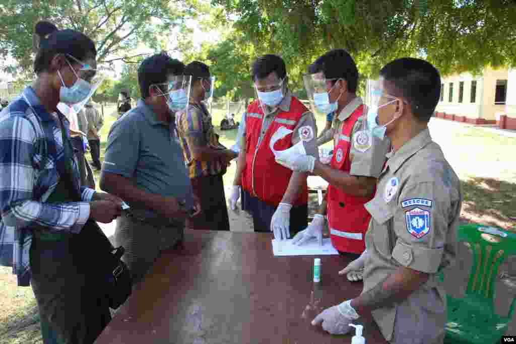 စစ်ကိုင်းတိုင်းဒေသကြီး စစ်ကိုင်းမြို့မှာ ကုန်တင်ယာဉ်မောင်း ယာဉ်နောက်လိုက်တွေကို COVID -19 ရောဂါပိုး ရှိမရှိ စစ်ဆေးပေးနေတဲ့ မြင်ကွင်း။ (အောက်တိုဘာ ၀၆၊ ၂၀၂၀)