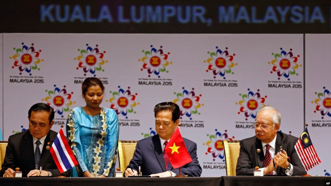 Thủ tướng Thái Lan, Thủ tướng Việt Nam và Thủ tướng Malaysia ký vào thỏa thuận lịch sử ở Kuala Lumpur hôm 22/11.