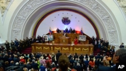 El presidente en disputa de Venezuela, Nicolás Maduro, da su discurso anual a la nación, ante miembros de la Asamblea Constituyente en Caracas, Venezuela, el 14 de enero de 2020. [Foto: AP]