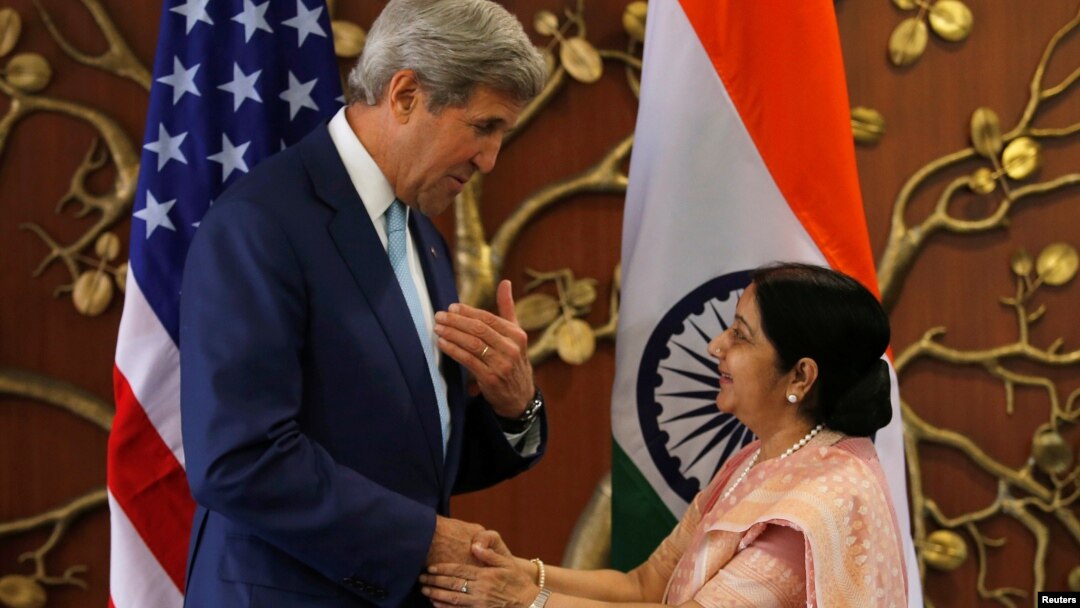 Menlu AS John Kerry (kiri) berjabat tangan dengan Menlu India Sushma Swaraj sebelum pertemuan di New Delhi, India hari Selasa (30/8). 