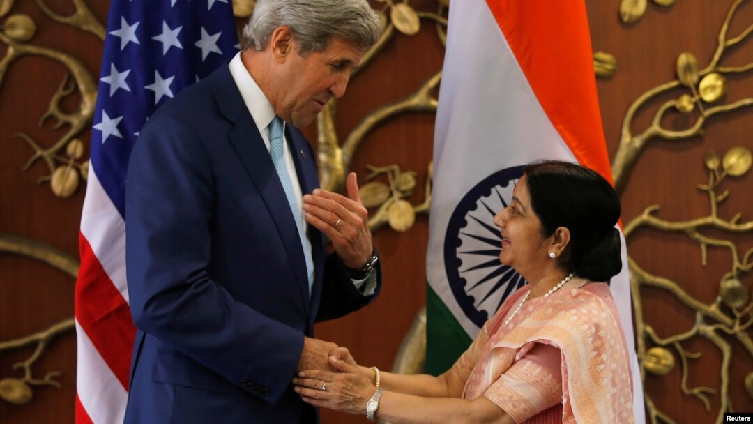 Ngoại trưởng Mỹ John Kerry bắt tay Bộ trưởng Ngoại vụ Ấn Độ Sushma Swaraj trước khi bắt đầu cuộc họp tại New Delhi, Ấn Độ, ngày 30/8/2016.