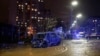 Un minivan destrozado con dos cadáveres en su interior se observa en una calle inundada de Kiev, Ucrania, después de un ataque de misiles ruso el 18 de enero de 2025.