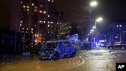 Un minivan destrozado con dos cadáveres en su interior se observa en una calle inundada de Kiev, Ucrania, después de un ataque de misiles ruso el 18 de enero de 2025.