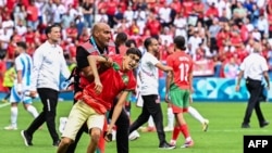 El partido entre Argentina y Marruecos terminó en empate 2-2 después de que Cristian Medina anotara en el último minuto, justo antes de que una invasión de aficionados interrumpiera el juego en los Juegos Olímpicos.