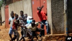 Des manifestants lapident la police dans le quartier de Nyakabyga, Bujumbura, Burundi, jeudi 21 mai 2015.