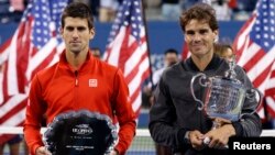 Petenis Spanyol Rafael Nadal berpose setelah mengalahkan Novak Djokovic dari Serbia dalam U.S.Open di New York, 9/9/2013. Keduanya maju ke semifinal Shanghai Masters di Shanghai, 11/10/2013.