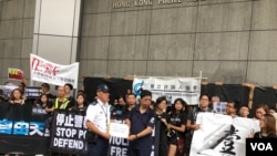 香港传媒界7月14日黑衣静默游行。美国之音海彦拍摄