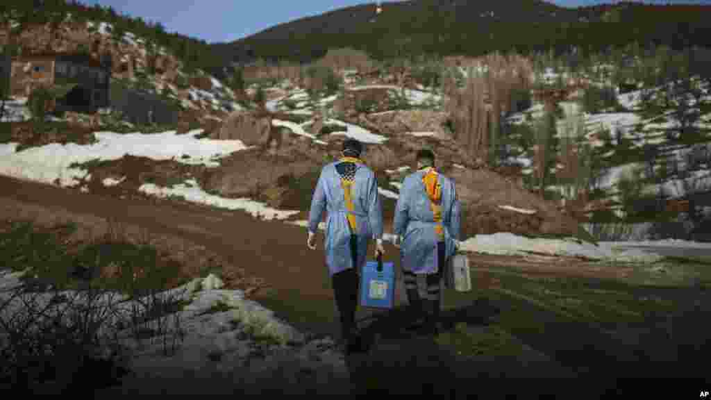 جب کسی دور دراز علاقے میں ویکسی نیشن مکمل ہوتی ہے تو رضا کار اگلی منزل کی جانب روانہ ہو جاتے ہیں۔&nbsp;