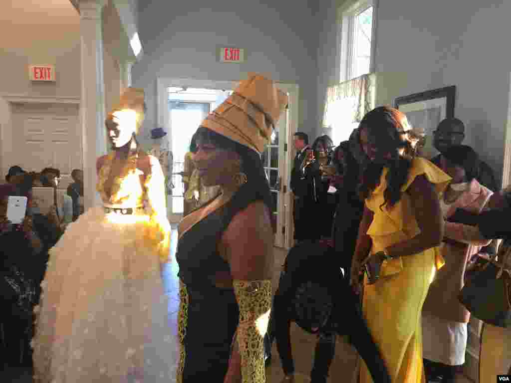 Desfile de moda da marca da estilista nigeriana Vivien Agbakoba, a Anya by Vivien