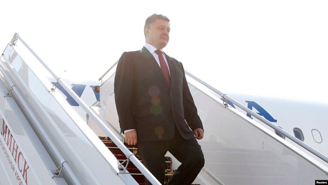 Presiden Ukraina Petro Poroshenko menuruni tangga pesawat saat tiba di Minsk (26/8). 