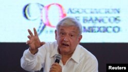 Le leader de gauche, Andres Manuel Lopez Obrador, favori des sondages a été la cible des autres candidats lors de ce premier débat, le 9 mars 2018.