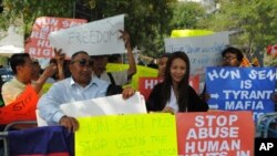 Around 20 Cambodians gathered outside the UN offices in New York on Saturday, to demonstrate against Prime Minsiter Hun Sen ahead of meetings with US and Asean officials.
