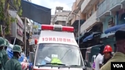 Ambulensi katika eneo ambapo jengo liliporomoka katika soko la Kariakoo, Dar es Salaam.