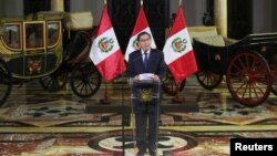 Presiden Peru, Martín Vizcarra mengumumkan pembubaran kongres, di Istana Kepresidenan di Lima, 30 September 2019.