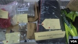 Barang bukti diantaranya sekantong bahan peledak yang disita polisi di Solo, Jawa Tengah, dari pelaku bom bunuh diri. (VOA/Yudha Satriawan)