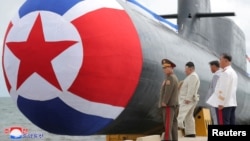 Северокорейский лидер Ким Чен Ын присутствует на церемонии спуска на воду новой тактической атомной ударной подводной лодки в Северной Корее, 8 сентября 2023 года.