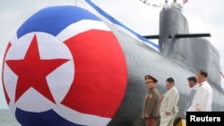 Kim Kun Ok adlı denizaltı Kuzey Kore lideri Kim Jong Un’un da katıldığı törenle hizmete alındı. 