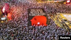 هزاران نفر پارچه بزرگی را حمل می‌کردند که بالای عکسی با شمایل نتانیاهو، نوشته شده بود ما هرگز نمی‌گذاریم دیکتاتور شوی. 