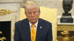 Serok Trump li dema civîna ligel Serokwezîra Japonê li Koşka Sipî. 19'ê Adarê, 2026.