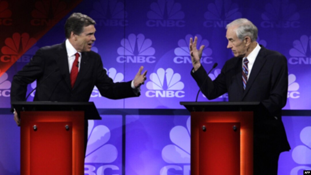 Hai chuẩn ứng cử viên tổng thống Hoa Kỳ: Thống đốc Texas Rick Perry và Dân biểu Ron Paul nói chuyện trong buổi tranh luận ở Ðại hoc Oakland, Michigan