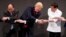El presidente Trump parece enredarse en el apretón de manos "tradicional" de la cumbre: un ejercicio en el que cada líder pasa su brazo derecho sobre el izquierdo para dar la mano contraria a quien está a su lado.