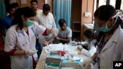 Seorang pasien tengah diambil darahnya untuk diuji di klinik khusus untuk melayani penderita demam, yang biasanya merupakan gejala awal demam berdarah di sebuah rumah sakit di New Delhi, India, 15 September 2016. (Foto: dok).