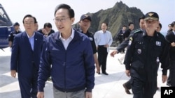南韓總統李明博8月10日訪問南韓稱為獨島﹐日本稱之為竹島的島嶼。