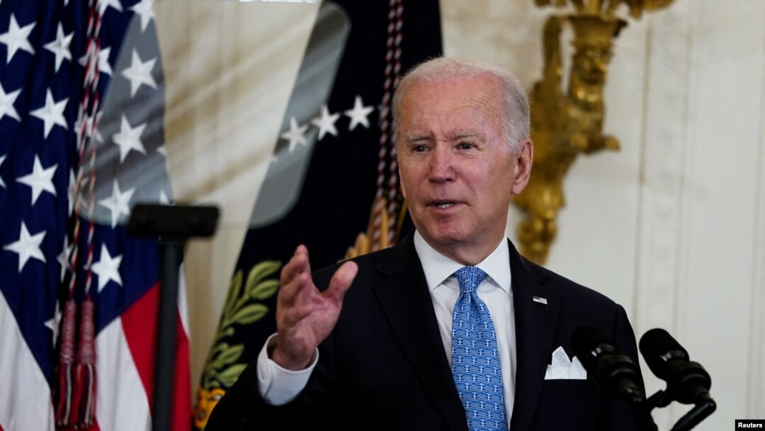 Presiden AS Joe Biden menyerahkan Medali Keamanan Publik kepada petugas di Gedung Putih di Washington. (Foto: Reuters)