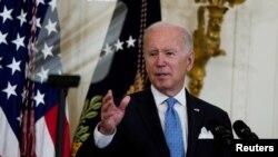 Presiden AS Joe Biden menyerahkan Medali Keamanan Publik kepada petugas di Gedung Putih di Washington. (Foto: Reuters)