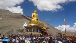 ལ་དྭགས་ནང་སྟོན་པའི་སྐུ་བརྙན་ཞིག་ལ་རབས་གནས་མཛད་པ།