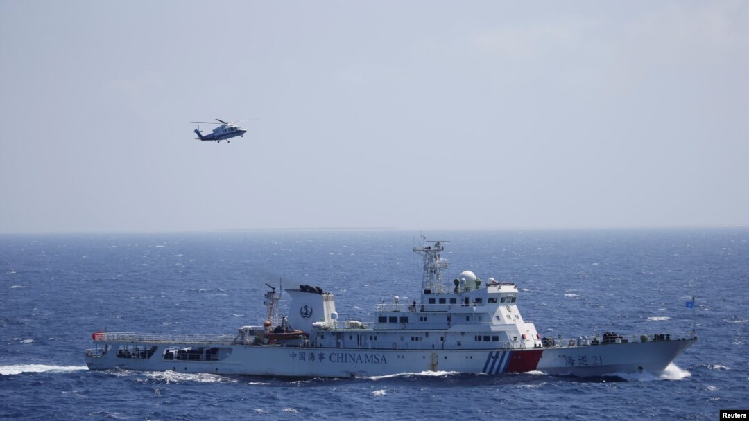Kapal dan helikopter China dalam latihan pencarian dan penyelamatan dekat pulau Qilian Yu di Kepulauan Paracel atau Xisha, di Laut China Selatan (14/7). 