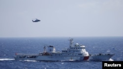 Kapal dan helikopter milik pemerintah China dalam laithan SAR dekat Qilian Yu, bagian dari kepulauan Paracel (dalam bahasa China: Pulau Xisha) di Laut China Selatan, 14 JUli 2016. (Foto: dok). 