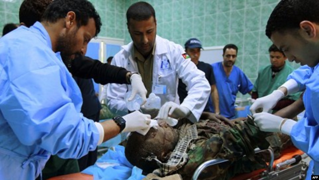 Một binh sĩ thuộc phe nổi dậy bị thương trong bệnh viện ở Ajdabiyah, Libya, ngày 7/4/2011