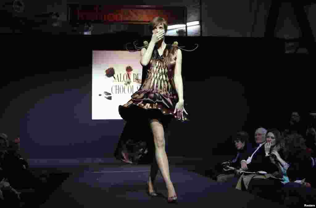 مختلف اقسام کی چاکلیٹس سے مزین لباس زیب تن کیے ماڈل جلوہ دکھا رہی ہے