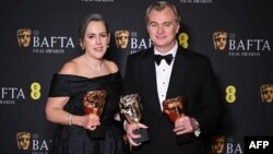 El productor y director de cine británico Christopher Nolan y la productora de cine británica Emma Thomas posan con el premio a la mejor película por "Oppenheimer" durante la ceremonia de los premios BAFTA, en Londres, el 18 de febrero , 2024. 
