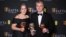 El productor y director de cine británico Christopher Nolan y la productora de cine británica Emma Thomas posan con el premio a la mejor película por "Oppenheimer" durante la ceremonia de los premios BAFTA, en Londres, el 18 de febrero , 2024. 