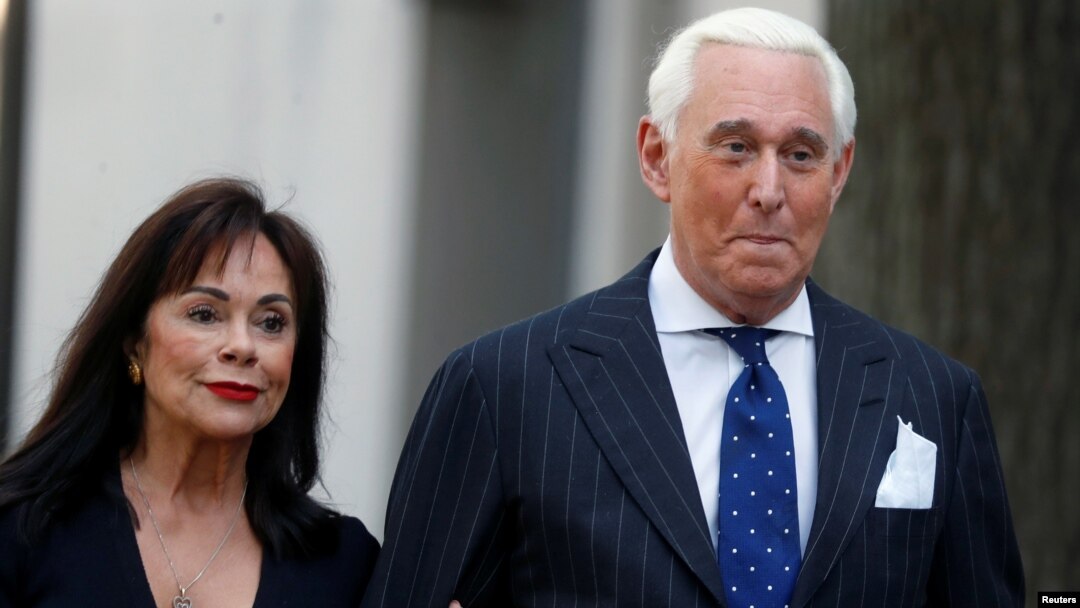 Roger Stone, pembantu dekat Presiden Trump (kanan) didampingi oleh istrinya, saat hadir di pengadilan di Washington DC, Jumat (15/11). 