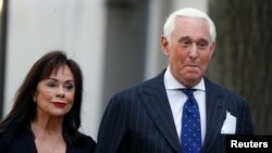 Roger Stone con su esposa en el exterior de una corte de Washington, donde fue declarado culpable de siete cargos federales el 15 de noviembre de 2019.