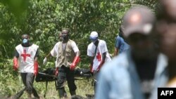 Des sauveteurs de la Croix-Rouge camerounaise dans la forêt de Mbanga Pongo, près de Douala, le 07 mai 2007.