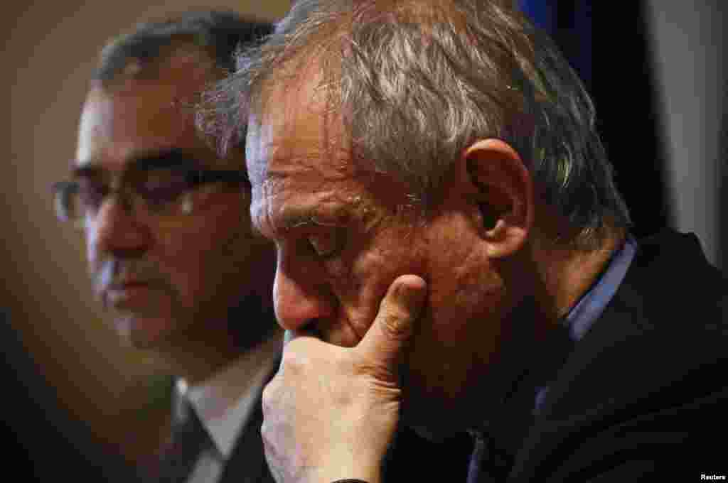 Cyprus Central Bank Governor Panicos Demetriades (L) and Cypriot Finance Minister Michael Sarris listens to reporters&#39; questions during a news conference in the building of the Central Bank of Cyprus, in Nicosia, March 26, 2013.