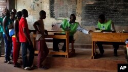 Voters queue to cast their ballots in the second round of presidential election and the fourth district of Bangui, Central African Republic, Feb. 14, 2016. 