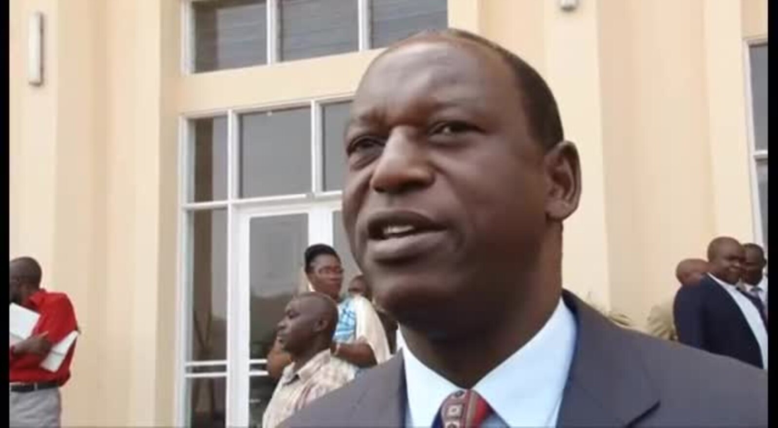 Ikiganiro na Pierre Claver Ndayicariye, umukuru w’urwego rw’igihugu rujejwe gutegura amatora mu Burundi, CENI, inyuma yuko abanywanyi babiri b’urwo rwego barahiye ku musi wa kabiri.