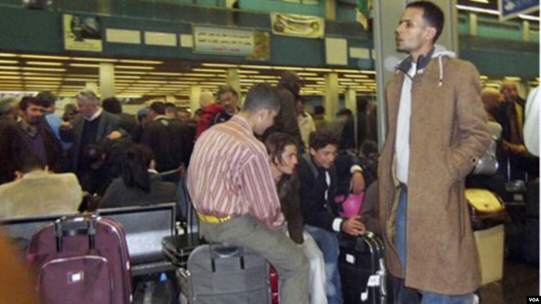 Suasana di ruang tunggu Bandara Internasional Tripoli, Kamis (24/2). Berbagai negara mengerahkan transportasi khusus untuk membawa keluar warganya dari Libya.