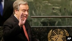 Antonio Guterres dilantik sebagai Sekretaris Jenderal PBB yang baru di markas PBB di New York hari Senin (12/12).