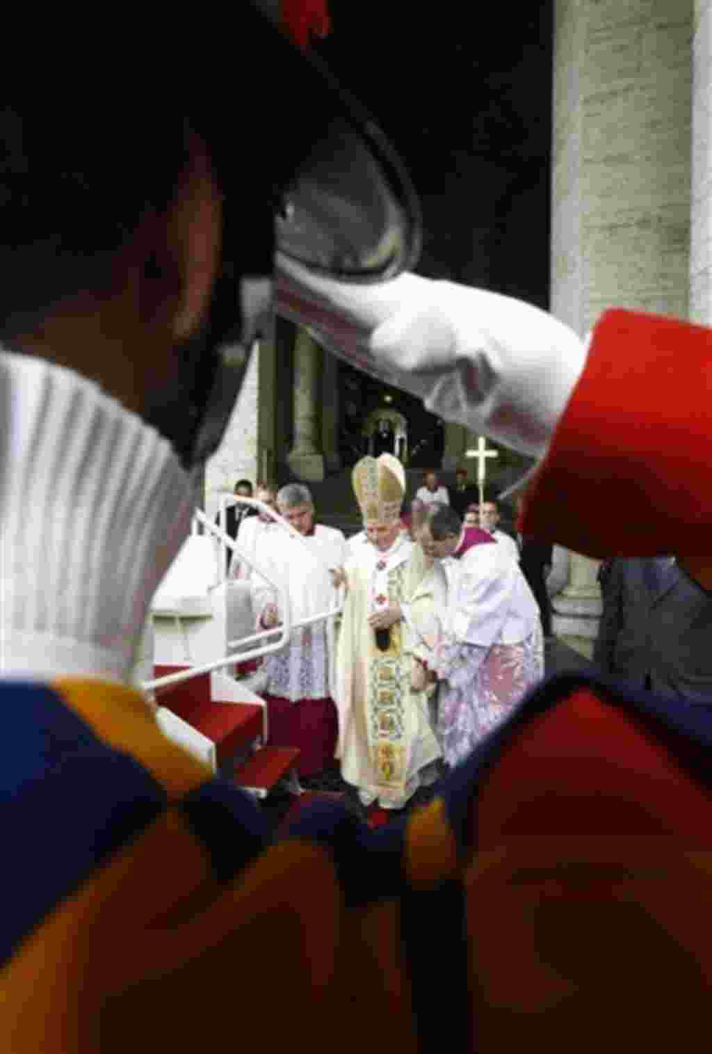La Guardia Suiza del Papa Benedicto XVI saluda a su llegada a la misa de beatificación del fallecido Papa Juan Pablo II en la Plaza de San Pedro.