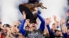 Freddie Freeman, de los Dodgers de Los Ángeles, celebra con el trofeo de Jugador Más Valioso después de su victoria contra los Yankees de Nueva York en el Juego 5 para ganar la Serie Mundial de béisbol, el jueves 31 de octubre de 2024, en Nueva York. AP