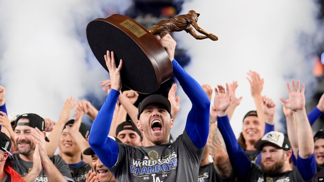 Freddie Freeman, de los Dodgers de Los Ángeles, celebra con el trofeo de Jugador Más Valioso después de su victoria contra los Yankees de Nueva York en el Juego 5 para ganar la Serie Mundial de béisbol, el jueves 31 de octubre de 2024, en Nueva York. AP
