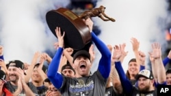 Freddie Freeman, de los Dodgers de Los Ángeles, celebra con el trofeo de Jugador Más Valioso después de su victoria contra los Yankees de Nueva York en el Juego 5 para ganar la Serie Mundial de béisbol, el jueves 31 de octubre de 2024, en Nueva York. AP