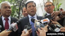 Ketua DPR RI, Setya Novanto (tengah) memberikan penjelasan kepada media (Foto: VOA/Andylala)