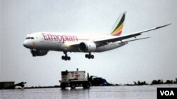 A Boeing 787 Dreamliner lands at Addis Ababa airport Aug.17, 2012